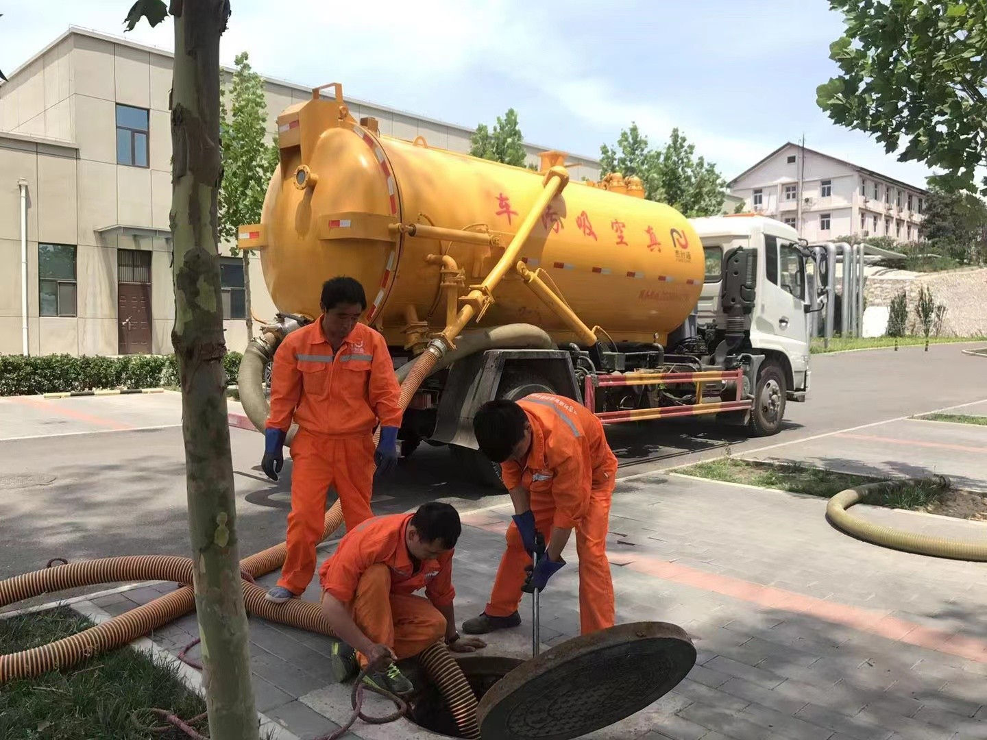 轮台化粪池清理与5-8吨吸粪车施工效率分析